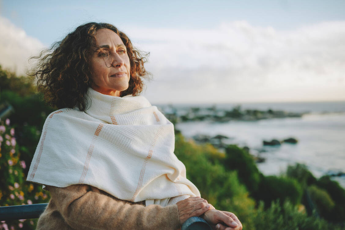 Das Ergebnis überraschte selbst die Wissenschaftler: Bei 52 der 90 untersuchten Laborparameter zeigten sich signifikante, sprunghafte Veränderungen rund um die Menopause, dem Zeitpunkt der letzten spontanen Regelblutung im Leben einer Frau. Die Forschenden sprechen von einem physiologischen Abgrund (physiological cliff). / © Getty Images/mapodile