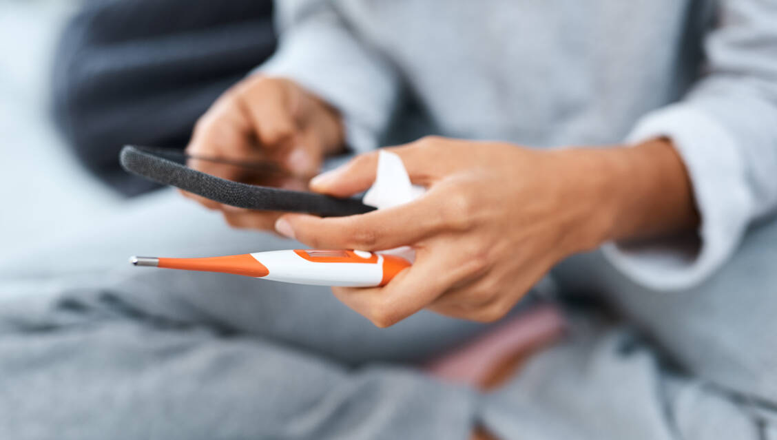 Fieber ist ein Symptom, hinter dem viele Erkrankungen stecken können, nicht nur banale Infekte. Das sollte besser ein Arzt als ein Symptom-Checker klären. / Foto: Getty Images/PeopleImages