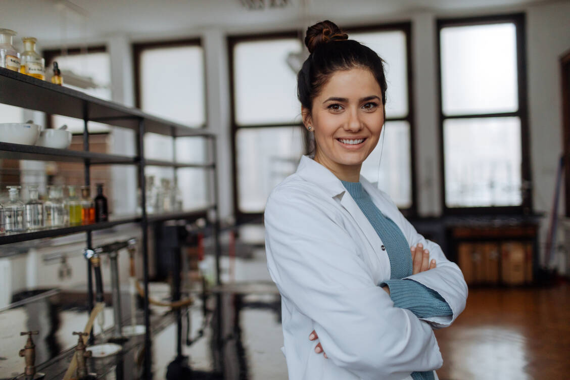 Praktische Übungen sind Teil der pharmazeutischen Ausbildung. Eine neue Verordnung ermöglicht, diese durch digitale oder andere geeignete Lehrformate zu begleiten und teilweise zu ersetzen, sofern die Coronavirus-Pandemie dies erforderlich macht. / Foto: Getty Images/AleksandarNakic