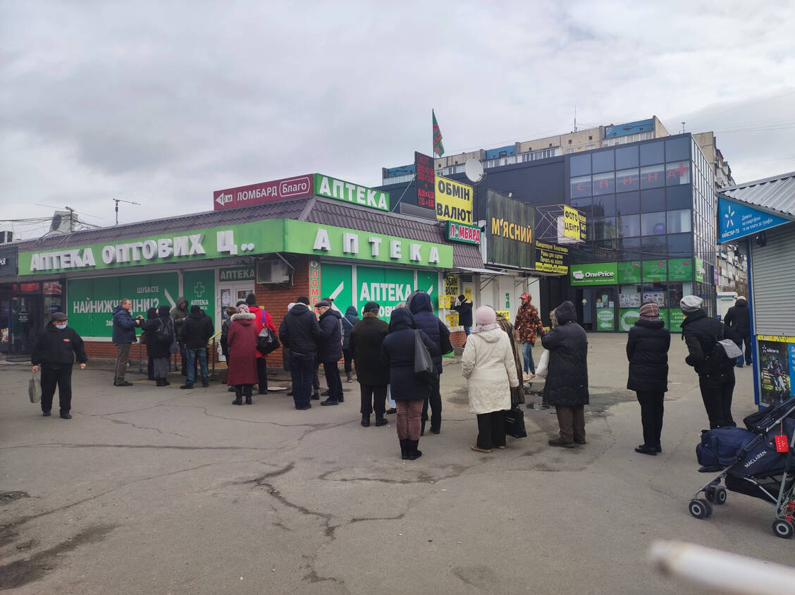 Viele Apotheken in der Ukraine arbeiten trotz der russischen Invasion weiter. Weil der Großhandel keine Ware mehr nachliefert und die Menschen sich mit Arzneimitteln eindecken, bestehen allerdings große Versorgungsprobleme. / Foto: IMAGO/Ukrinform