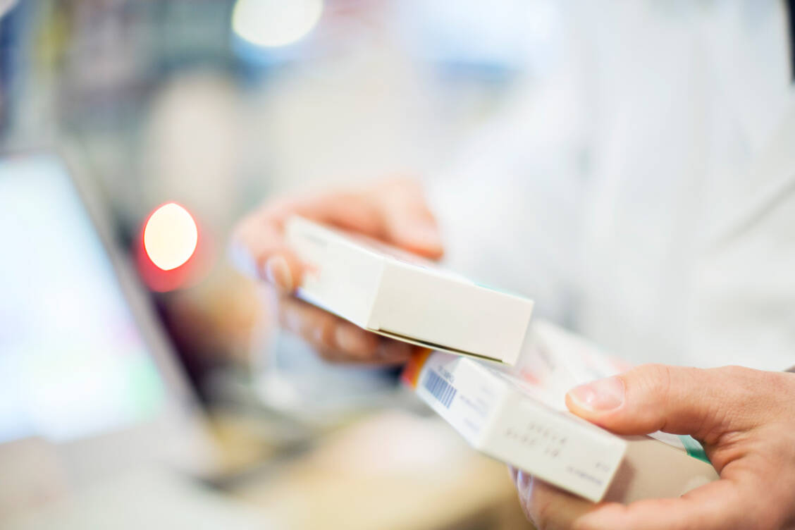 Ist ein Arzneimittel nicht lieferbar, sollen Apotheken flexibel reagieren können und Alternativ-Präparate abgegeben dürfen – ohne permanente Rücksprache mit dem Arzt, so die Forderung der Landesärztekammer Rheinland-Pfalz. / Foto: Getty Images/alvarez