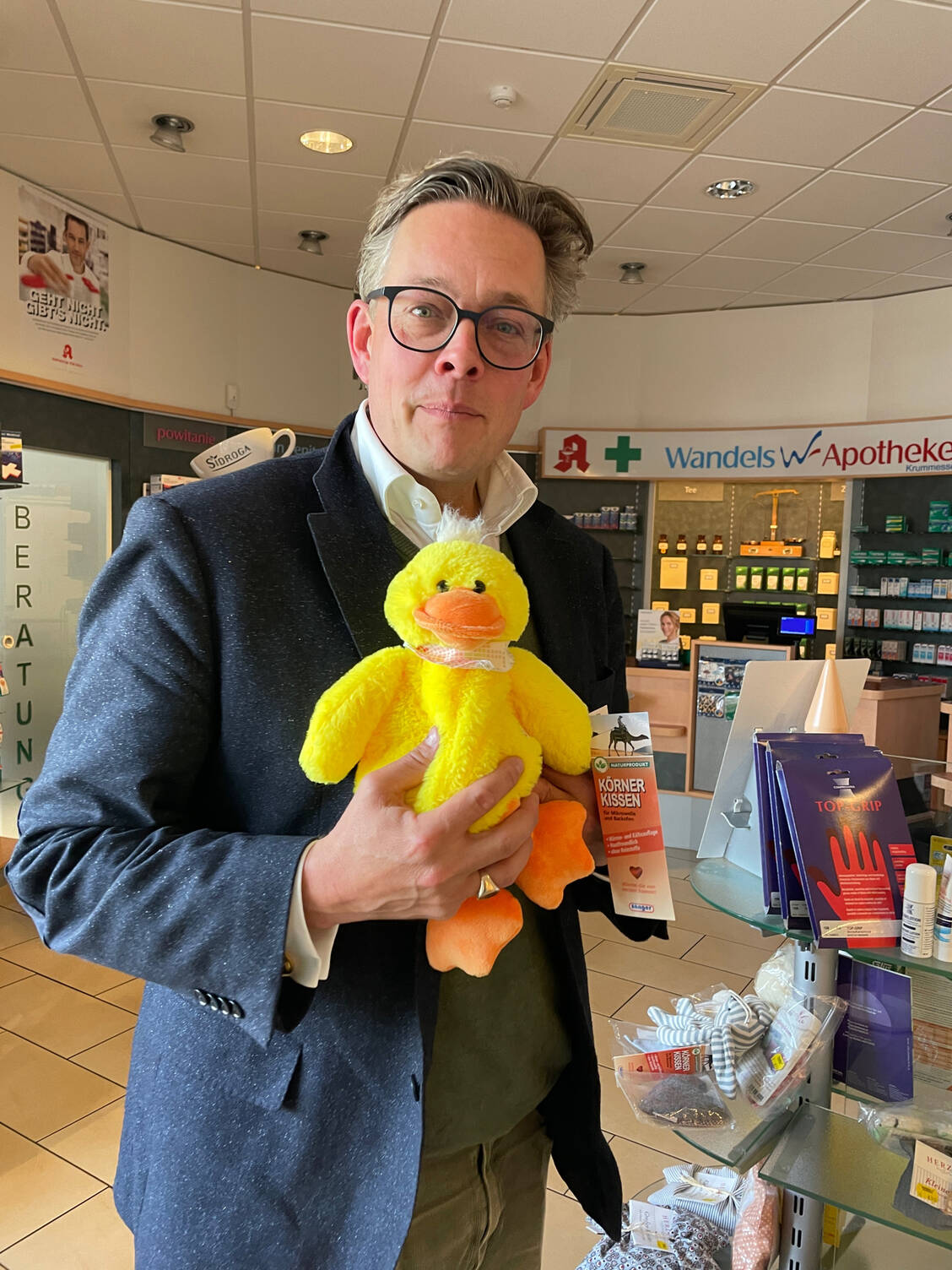 Konstantin von Notz weiß die persönliche Nähe zur Apotheke zu schätzen. / Foto: Wandels Apotheke