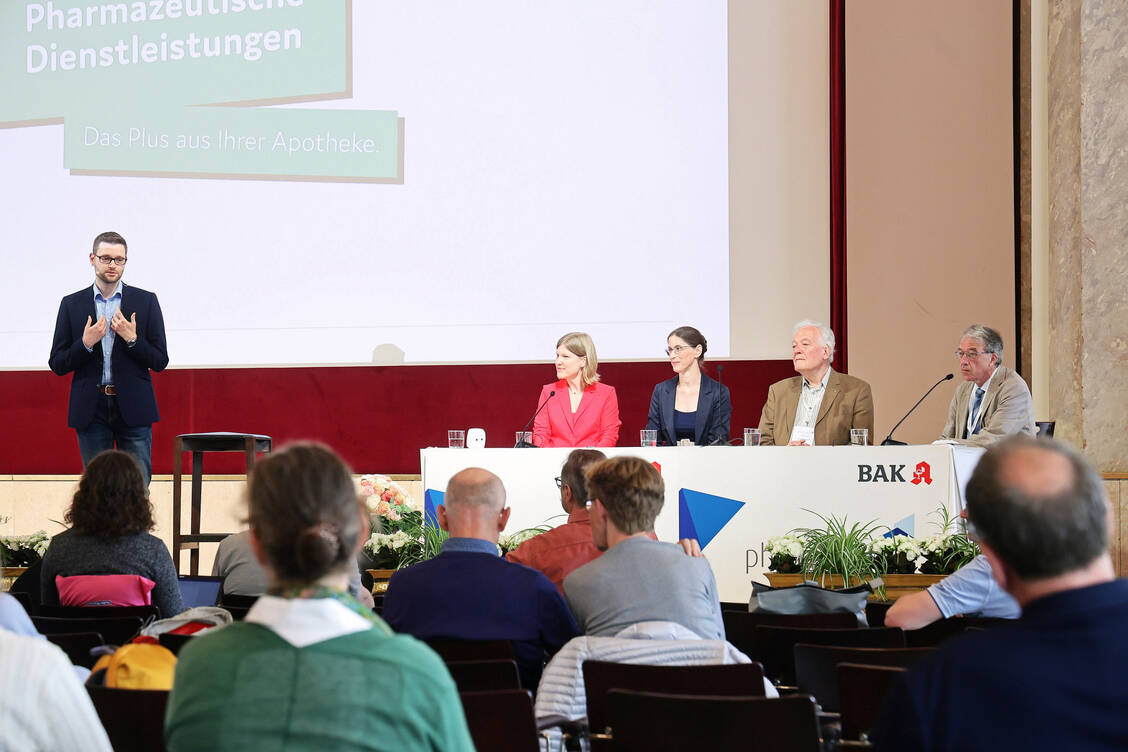 Diskutierten unter der Moderation von Dr. Steffen Schmidt zur Inhalativa-Schulung in der Apotheke: Dr. Katja Renner, Dr. Nina Griese-Mammen, Dr. Wolfgang Kircher und Dr. Eric Martin (von links). / Foto: PZ/Alois Müller