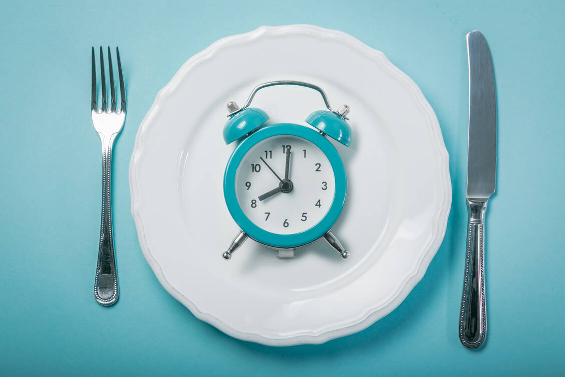 Das Intervallfasten, also in bestimmten Zeitfenstern auf Nahrung zu verzichten, ist en vogue. Wasser, ungesüßter Tee und schwarzer Kaffee sind dabei rund um die Uhr erlaubt. Nicht nur das Körpergewicht lässt sich so reduzieren, sondern auch das Risiko für Typ-2-Diabetes. Darauf deuten zumindest Forschungsergebnisse hin. / Foto: Adobe Stock/ anaumenko