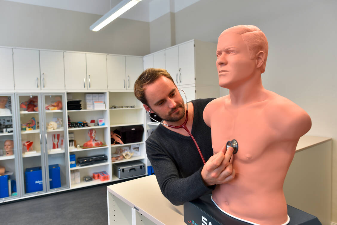 Medizinerausbildung an der privat geführten Medizinischen Hochschule Brandenburg (MHB)  in Neuruppin: Über den weiteren Umgang des Landes mit der MHB will  das Wissenschaftsministerium  des Landes bis Ende des Jahres entscheiden. / Foto: dpa