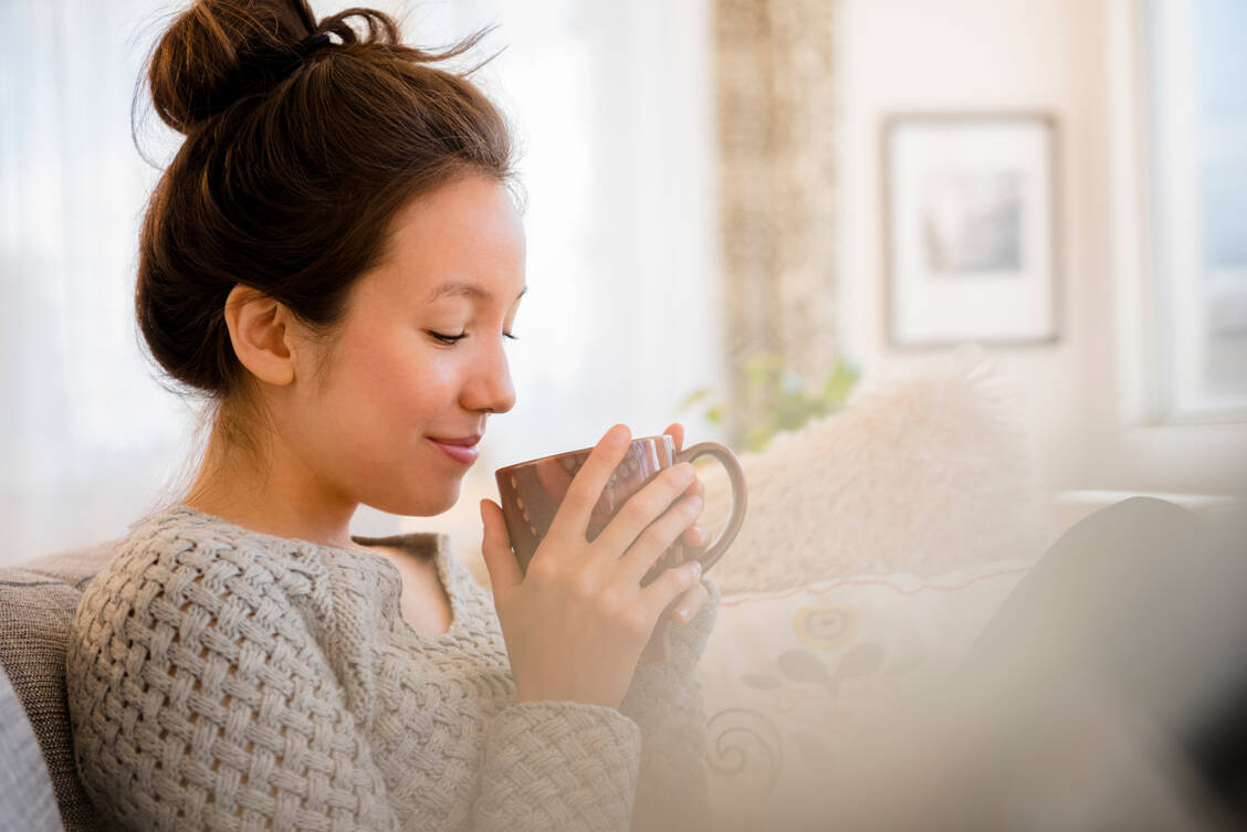 Kleine Auszeiten können das Stresslevel reduzieren. Unterstützend wirken können unter anderem pflanzliche Präparate mit Extrakten aus Lavendelblüten. / Foto: Getty Images/JGI/Jamie Grill/Blend Images LLC