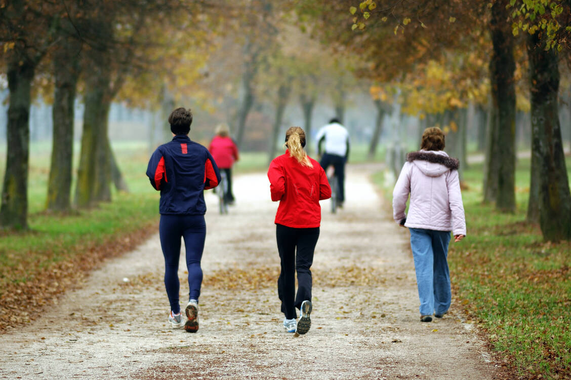 Laufen senkt die Sterblichkeit, auch wenn man nur wenig und langsam joggt. / Foto: Getty Images/photoGartner