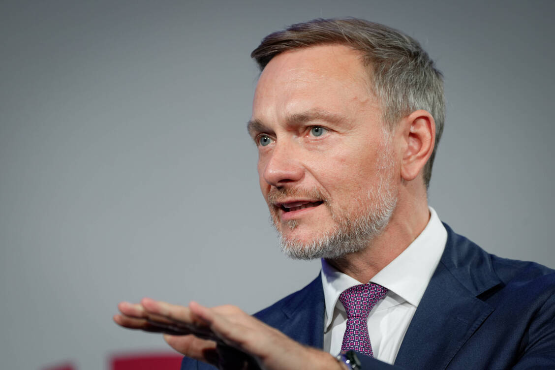 FDP-Parteichef Christian Lindner will einen schlankeren Staat und kann sich dafür auch die Fusion von Ministerien vorstellen. / © IMAGO/Political-Moments