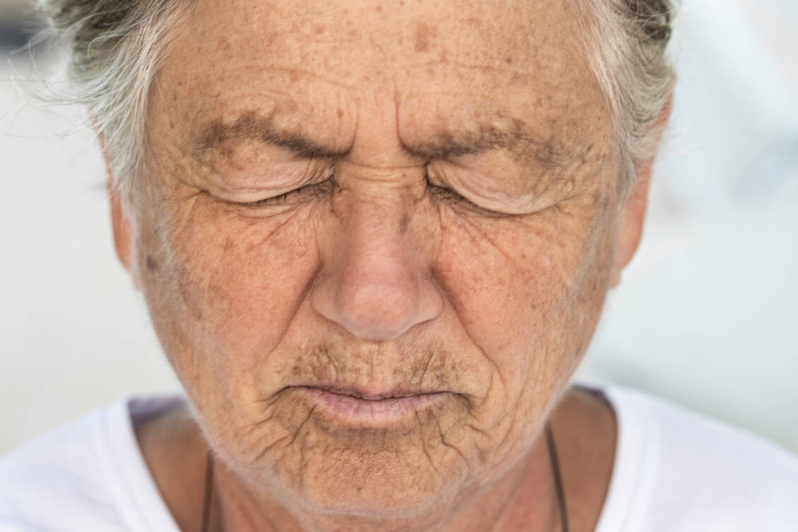 Antidepressiva werden bei Patienten mit Demenz nicht nur gegen Depressionen eingesetzt, sondern auch, um Symptome wie Aggressivität und Agitation zu mildern. / © Getty Images/simarik
