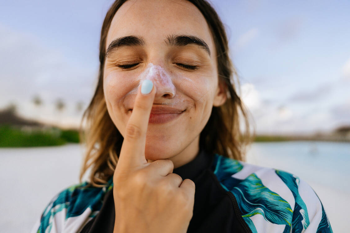 12 der 14 der getesteten Sonnencremes für das Gesicht lösen den auf der Packung versprochenen Lichtschutzfaktor ein. / © Getty Images/AleksandarNakic
