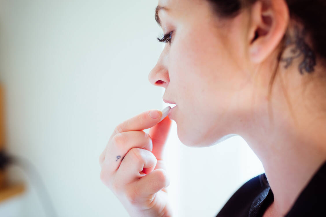 Zwar ist der Antibiotika-Gebrauch in den vergangenen Jahren gesunken, doch immer noch zu hoch. Vor allem bei banalen Infekten sollte auf Antibiotika der zweiten Reihe verzichtet werden. / Foto: Getty Images/Guido Mieth