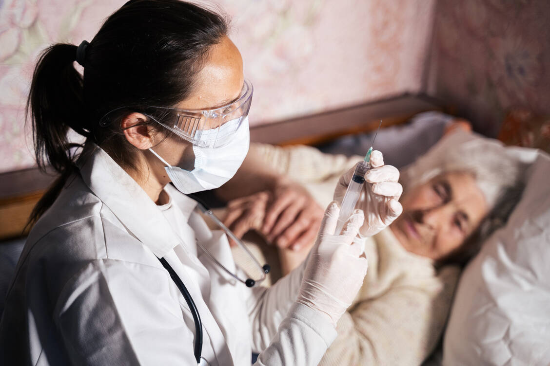 Als erste sollen Über-80-Jährige und alle Pflegeheimbewohner unabhängig vom Alter geimpft werden. Zu letzteren werden mobile Impfteams geschickt. / Foto: Getty Images/Daniel Balakov