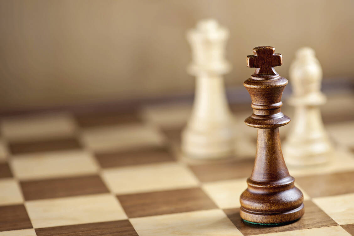 Eine gute Strategie ist nicht nur beim Schach gefragt, sondern auch im Umgang mit der Coronavirus-Pandemie. Die wichtigsten Komponenten von Letzterer: Tests und Impfungen. / Foto: Shutterstock/hookmedia