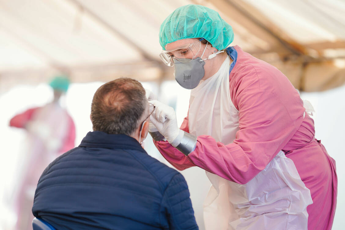 Ab Anfang März sollen sich die Bürger auch in Apotheken kostenfrei auf das Coronavirus testen lassen können. Gerade in den ersten Tagen könnte der Andrang groß sein.  / Foto: dpa