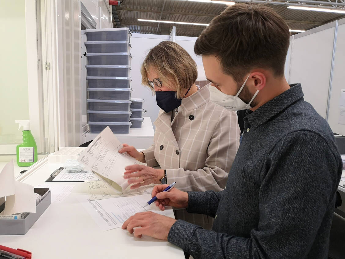 Angela Plassmann und Max Lewe übernehmen als pharmazeutische Leiter des Impfzentrums Münster unter anderem die Verantwortung für die Bestellmengen und die Einsatzplanung des pharmazeutischen Personals. / Foto: PZ/Daniela Hüttemann