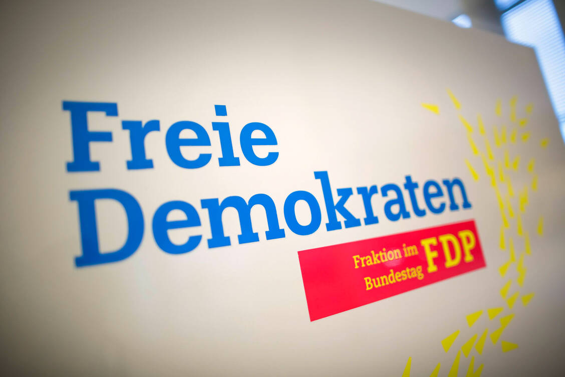 Die FDP-Bundestagsfraktion fordert in einem Gesetzesantrag, dass Cannabis kontrolliert über Apotheken abgegeben werden darf. / Foto: Imago images/photothek