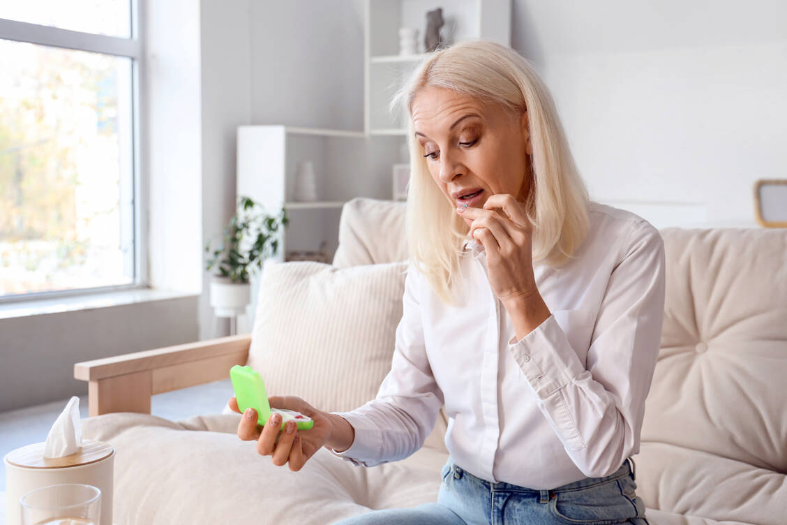 Gemäß Leitlinien erfordert eine Hypertonie meist eine Kombitherapie. Eine Tablettenbox kann die Übersicht über die Medikation verbessern. / © Shutterstock/Pixel-Shot