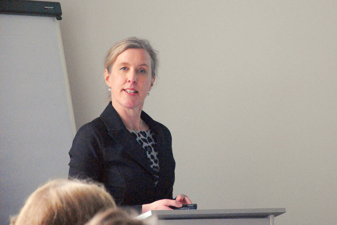 Eva Goebel, stellvertretende Geschäftsführerin der Apothekerkammer Berlin, stellte das Konzept WWHAM zur OTC-Beratung vor. / © PZ/Hauser