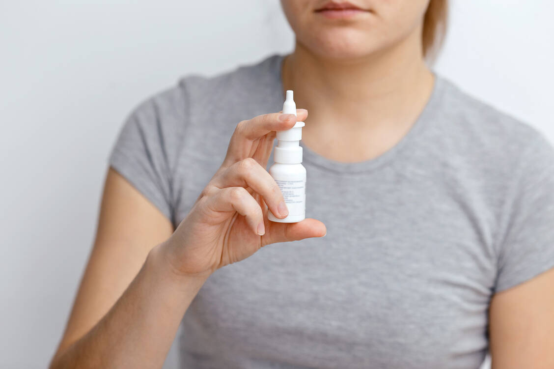 Eine Phase-II-Studie untersucht, ob Azelastin-Nasenspray die Virenlast im Nasen-Rachen-Raum reduzieren kann. / Foto: Shutterstock/Lenar Nigmatullin