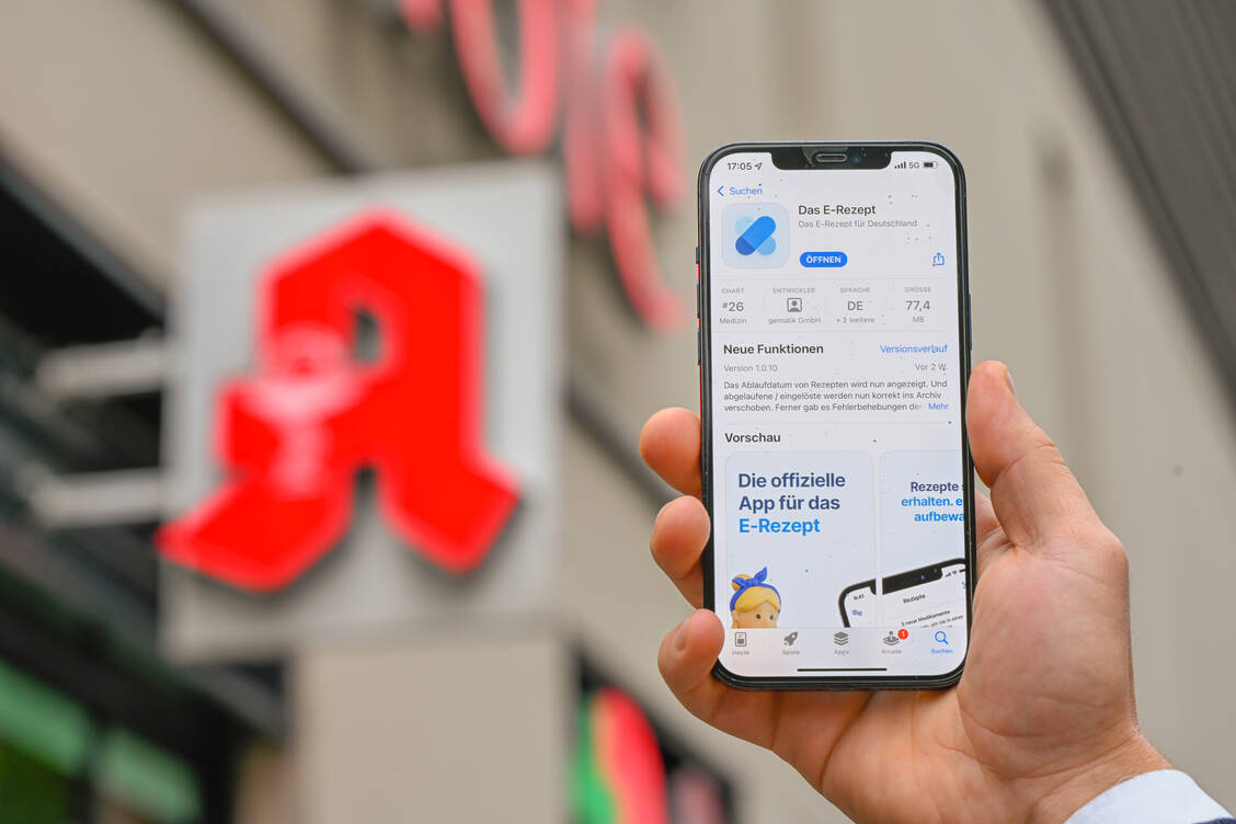 Um in der staatlichen E-Rezept-App gelistet zu sein, müssen die Apotheken einige Voraussetzungen erfüllen. Die PZ erklärt die Vorgänge. / Foto: picture alliance/dpa