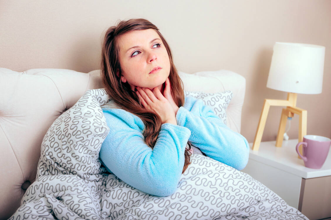 Ein grippaler Infekt beginnt oft mit Halsschmerzen. Da meist Viren die Auslöser sind, ist eine symptomatisch lindernde Therapie angebracht. / Foto: Adobe Stock/ajlatan