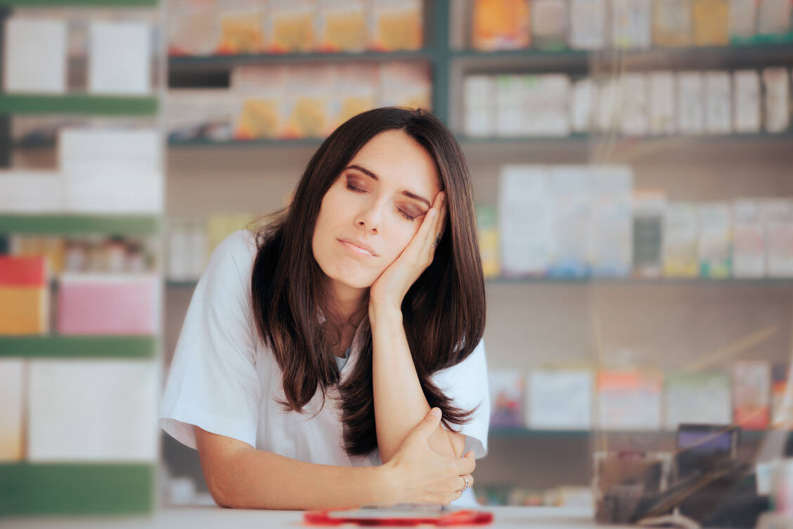 Nur wer selbst gesund ist, kann andere versorgen. In der Covid-19-Krise haben das viele Pharmazeuten vergessen und überschritten ihre Belastungsgrenze.  / Foto: Adobe Stock/nicoletaionescu