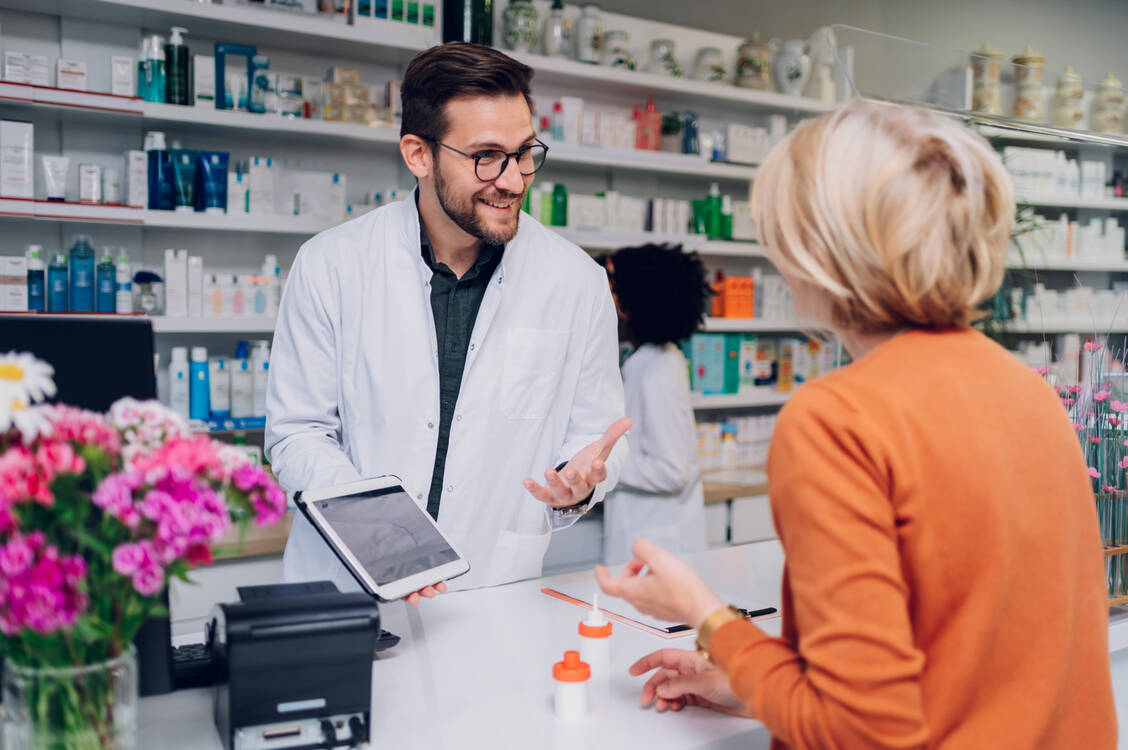 Wenn die Sympathie stimmt, ist das Beratungsgespräch leicht. Andernfalls gibt es ein paar Tricks, wie sich Abstand gewinnen lässt, um trotzdem professionell zu sein. / © Adobe Stock/Zamrznuti tonovi