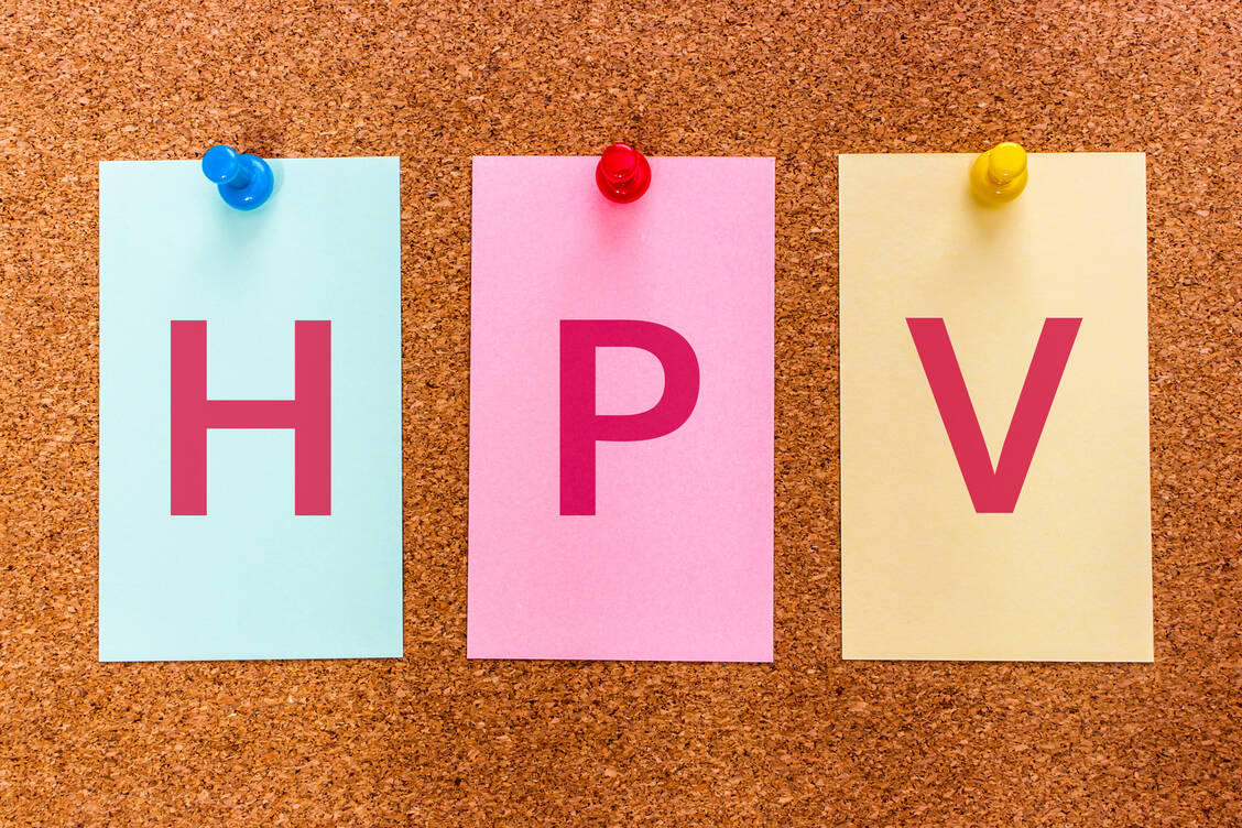 Humane Papillomaviren (HPV) treten weltweit sowohl bei Frauen als auch bei Männern auf. Laut dem Robert-Koch-Institut wird davon ausgegangen, dass HPV-Infektionen zu den häufigsten sexuell übertragbaren Infektionen gehören. / Foto: Getty Images/Koshiro Kiyota