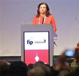 FIP-Präsidentin Dr. Carmen Peña eröffnete den  75. Kongress des Weltapothekerverbandes. Er fand zum vierten Mal in Deutschland statt.