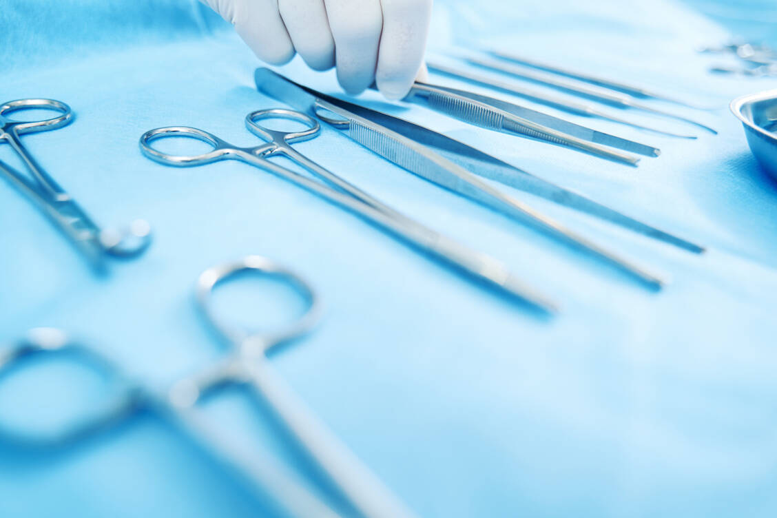 Viele Medizinprodukte wie chirurgische Instrumente verschwinden aufgrund der Medical Device Regulation (MDR) vom Markt. Hersteller warnen schon lange vor den Folgen für die Versorgung. Die Lage ist demnach ernst. / Foto: Adobe Stock/Svitlana