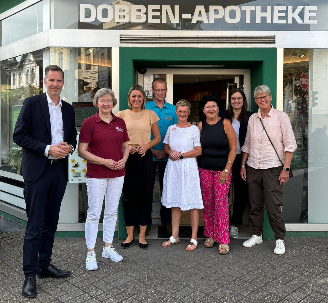 Die Teilnehmer des Austauschs in Oldenburg (v. l. n. r.): Der Vorsitzende der FDP-Bundestagsfraktion Christian Dürr, Gabriele Röscheisen-Pfeifer (Apothekerkammer Niedersachsen), Imke Haake, Generalsekretärin der FDP Niedersachsen, der Ortsverbandsvorsitzende der FDP Hude Andre Heinemann, Silke Langer (Apothekerkammer Niedersachsen), die Kreisvorsitzende der FDP Oldenburg-Stadt Christiane Ratjen-Damerau sowie die Apothekerinnen Franziska und Elisabeth Feiner. / Foto: Johanna Pfeifer