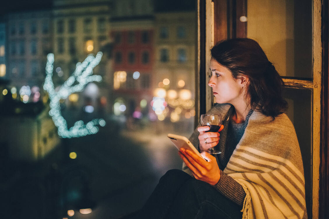 Wer Angst vor Einsamkeit an den Feiertagen hat, sollte sich jetzt schon überlegen, wie er sie in Gesellschaft verbringen kann. / © Getty Images/martin-dm