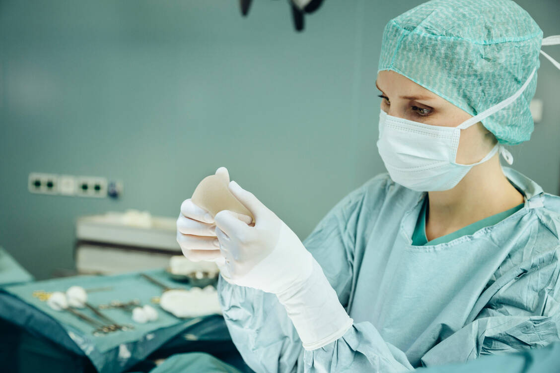 Der Bundesgerichtshof hat heute entschieden, dass eine mögliche Haftung des TÜV Rheinland nun doch durch das Oberlandesgericht (OLG) Nürnberg geprüft werden muss – Die AOK Bayern hat für 26 Patientinnen Operationskosten von mehr als 50.000 Euro eingefordert .  / Foto: Getty Images/Westend61