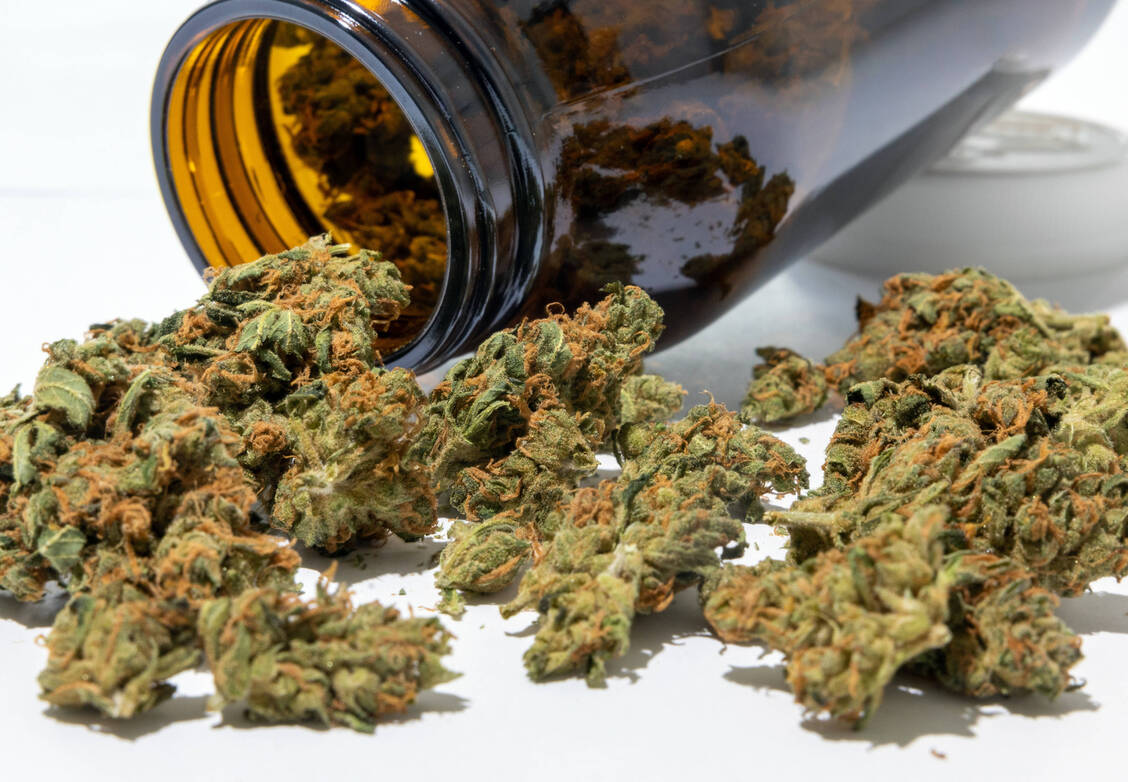 Die Ärztekammer Schleswig-Holstein kritisiert insbesondere, dass Online-Anbieter dafür genutzt werden, um medizinisches Cannabis per Rezept für den Konsum in der Freizeit zu erhalten. / © IMAGO/Smith