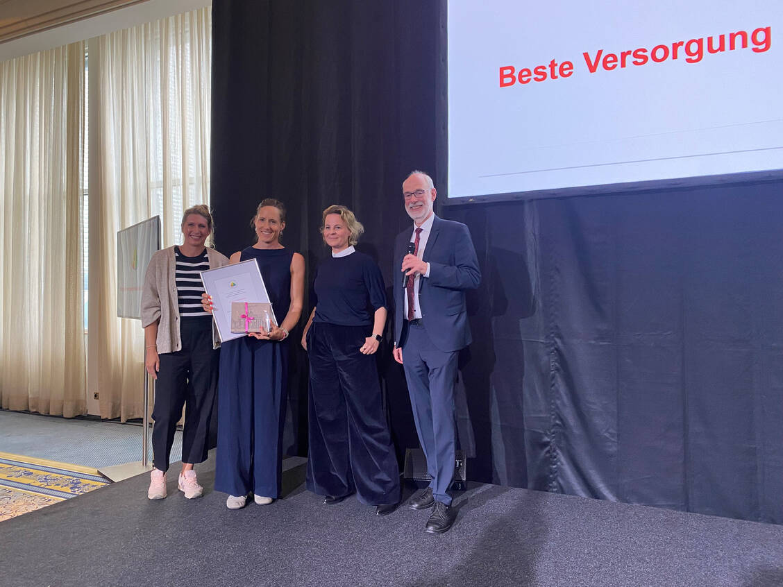 Berend Groeneveld verleiht den zweiten Preis beim DAV-Wirtschaftsforum an die Medios-Apotheke.  / © PZ/ Alexandra Amanatidou