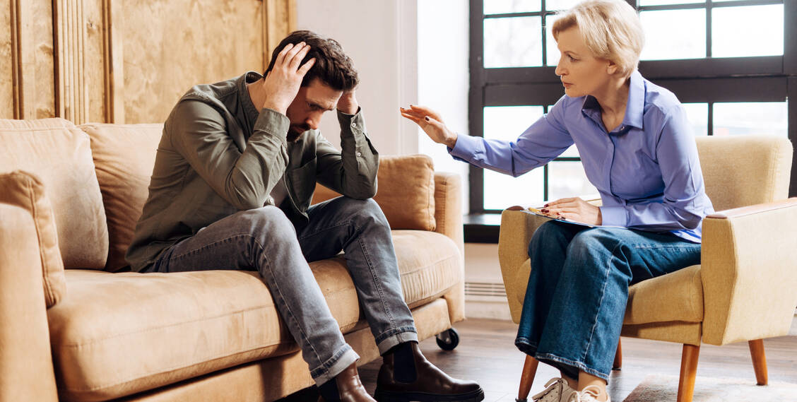 Die Psychotherapie, meist eine kognitive Verhaltenstherapie, gehört zur Behandlung von Angststörungen immer dazu. / © Shutterstock/AYO Production