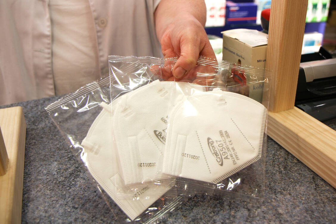 Diese drei Masken möchten zurzeit knapp 30 Millionen Deutsche kostenlos haben. Für den Maskenvorrat ist gesorgt, meint der pharmazeutische Großhandel. / Foto: picture alliance / Eibner-Pressefoto