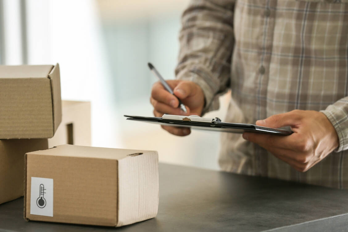 Beim Versand von Arzneimitteln ist die Einhaltung einer gewissen Temperatur wichtig. An konkreten Überwachungsmaßnahmen fehlt es bislang, die Regierung geht aber davon aus, dass sich die ausländischen Versender daran halten. / Foto: Adobe Stock/Africa Studio