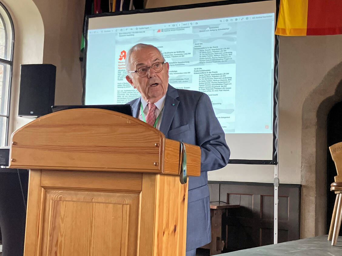 Wolfgang Schneiderhan sprach über die gesellschaftliche Widerstandskraft angesichts zunehmender Bedrohungen. Der ehemalige Generalinspekteur der Bundeswehr ist Schirmherr des heute stattfindenden Symposiums zur Krisenpharmazie im baden-württembergischen Weinheim. / © PZ/Dölger