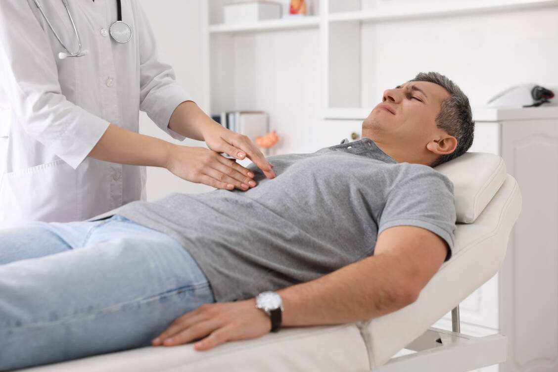 Eine akute Hepatitis macht häufig keine oder unspezifische Symptome. Nur bei schwererem Verlauf kommt es zu lebertypischen Symptomen wie Druckgefühl im rechten Oberbauch, Juckreiz, dunkelgefärbtem Urin und Gelbsucht. / © Adobe Stock/New Africa