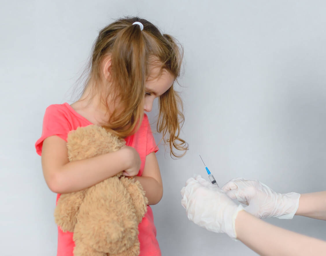 Viele Kinder haben Angst vor Spritzen. Kein Wunder, dass es sie entlastet, wenn eine Dauermedikation wie Somatrogon nur einmal wöchentlich statt einmal täglich injiziert werden muss. / Foto: Adobe Stock/NATALYA