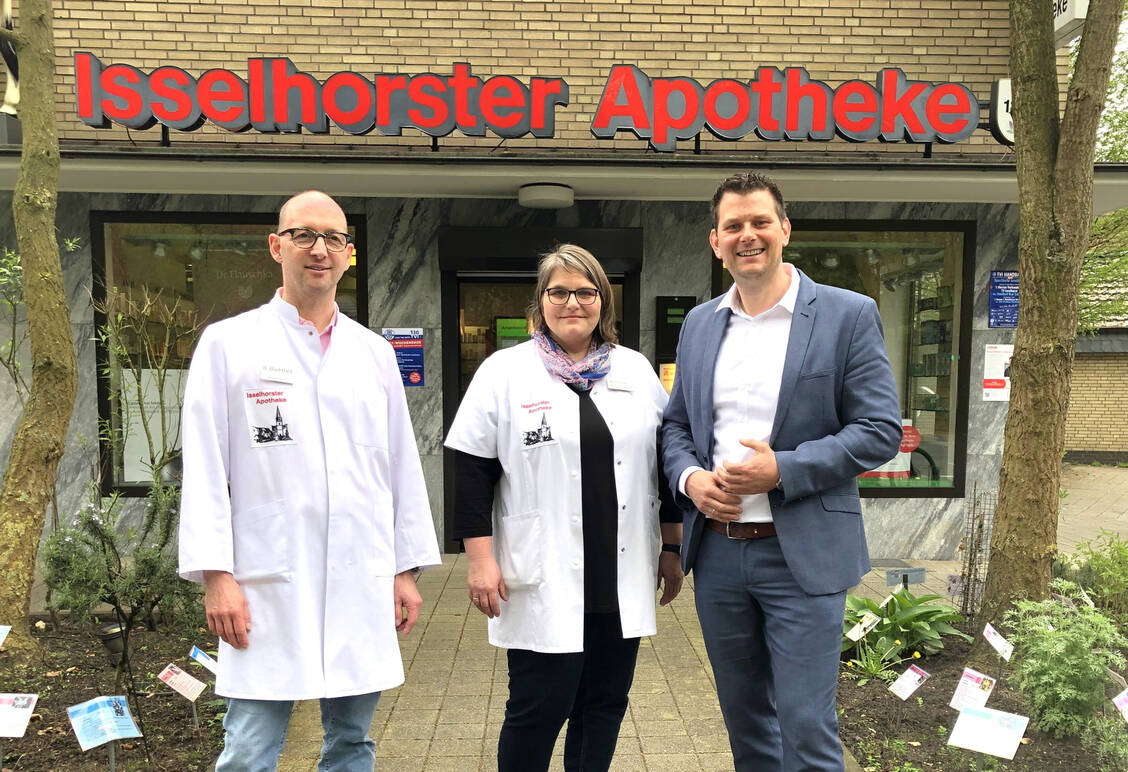 Apotheker Sven Buttler (l.) und Karin Dillhage (pharmazeutisch-technische Assistentin) haben den SPD-Landtagsabgeordneten Thorsten Klute über die aktuellen Herausforderungen informiert, vor denen die Apotheken derzeit stehen. / Foto: AVWL