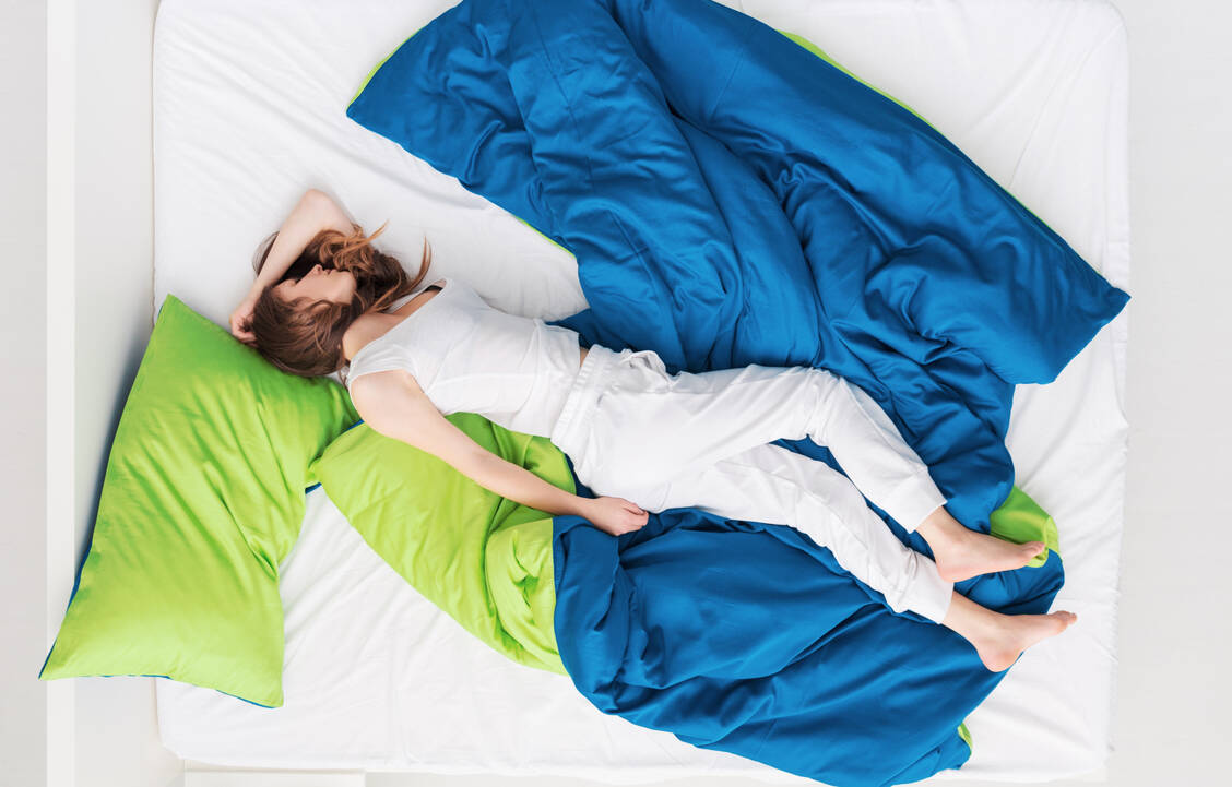 Bei hohen Temperaturen in der Nacht leidet die Schlafqualität. Laut einer aktuellen Studie aus Deutschland ist auch das Schlaganfallrisiko erhöht. / Foto: Getty Images/demaerre