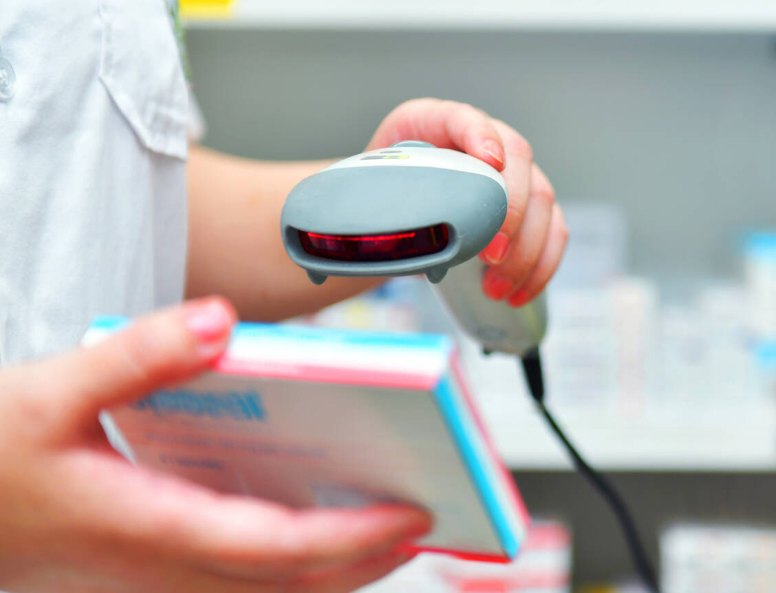 Um eine Arzneimittelpackung sicher abzugeben, muss jeder Scanner einer Vor-Ort-Apotheke korrekt funktionieren. / Foto: Adobe Stock/I-Viewfinder