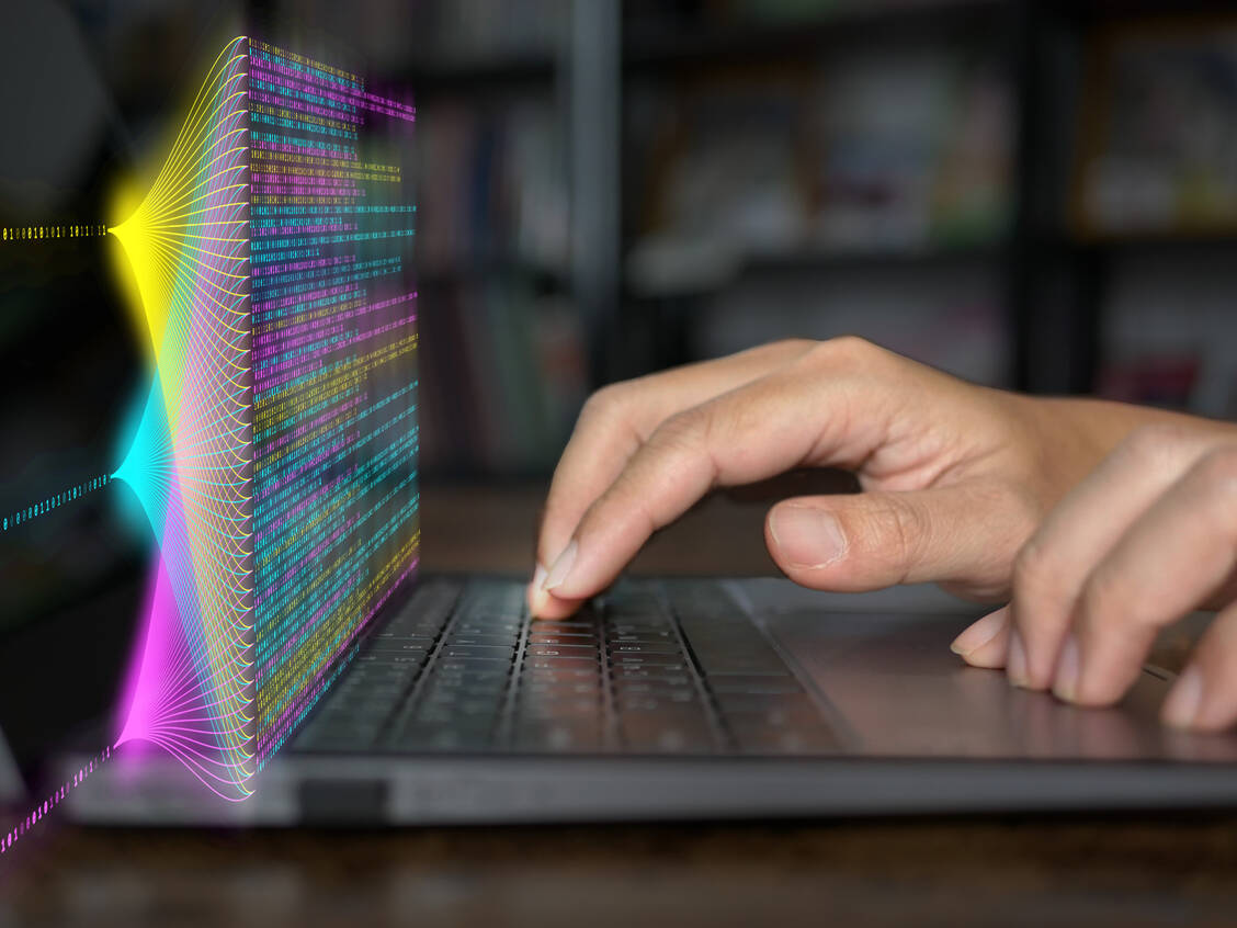 Über Möglichkeiten und Grenzen von KI in der Hausarztpraxis soll ein Positionspapier aufklären, das der Hausärztinnen- und Hausärzteverband erarbeitet hat. / Foto: Getty Images/Ole_CNX