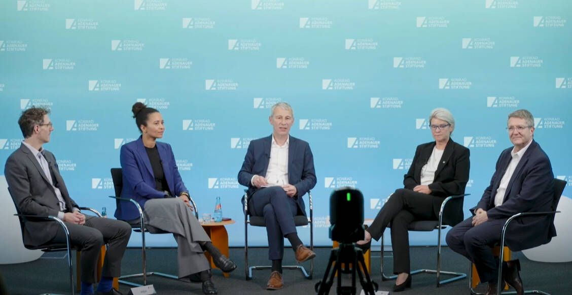 Sebastian Zilch, Brenya Adjei, Tobias Wangermann, Simone Borchardt und Thomas Ballast (von links) sprachen über die elektronische Patientenakte.  / © Konrad Adenauer Stiftung/Screenshot