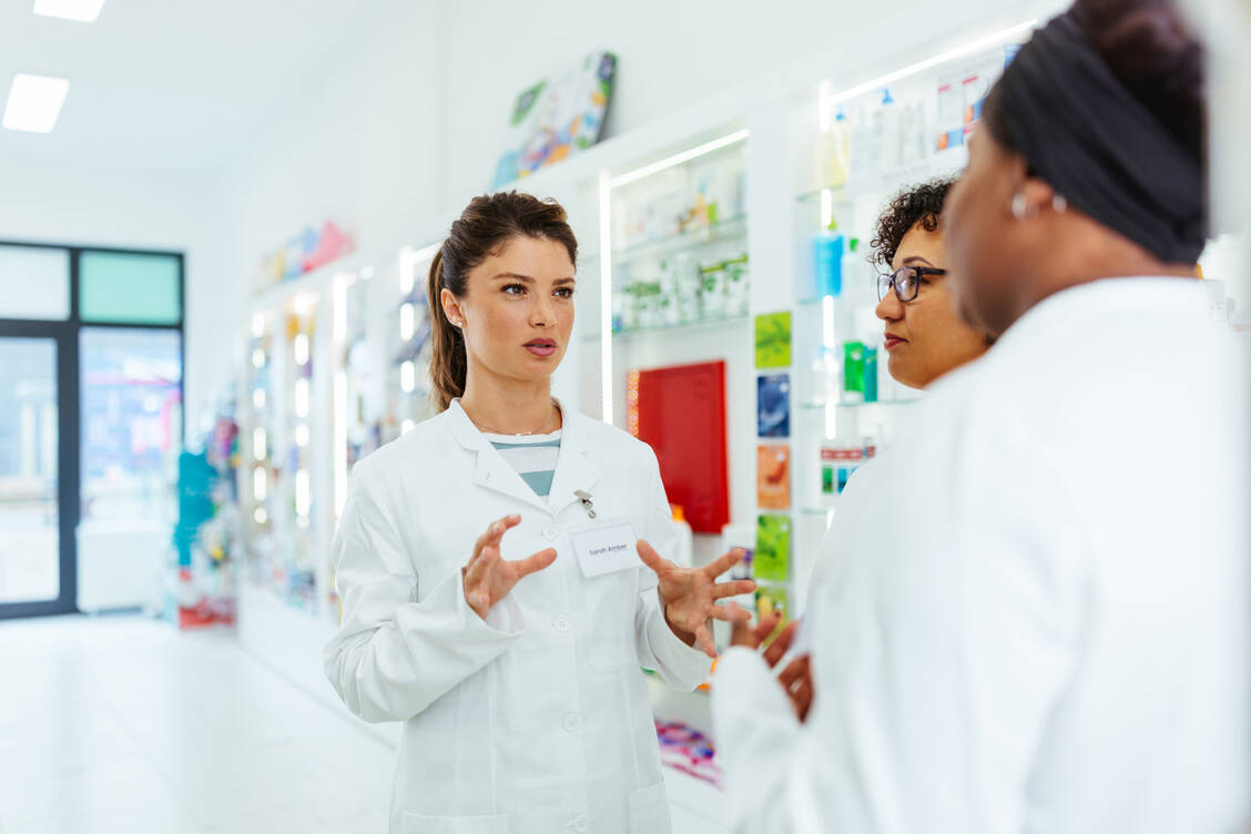 Pharmazeutisches Personal unter Druck: Fachkräftemangel und hohe Arbeitsbelastung, Lieferengpässe, geringe Berufserfahrung und hohe Kundenfrequenz können belasten. / © Getty Images/Dimensions