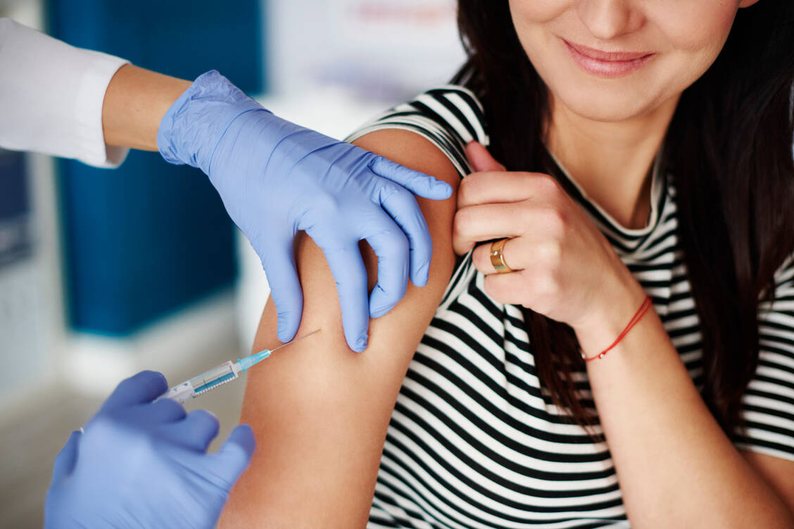 Nicht alle Menschen wollen sich gegen SARS-Coronavirus-2 impfen lassen, wenn entsprechende Impfstoffe zur Verfügung stehen. In Deutschland sind es zwei Drittel der Bevölkerung in den USA nur die Hälfte. / Foto: Getty Images/Westend61