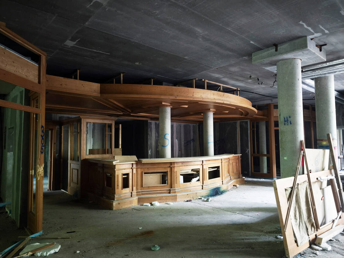 Das Geld ging aus, und zurück bleibt eine unfertige Baustelle. Die Offizin ist mit Holz verkleidet, darauf prangen mittlerweile Graffiti. / © Jutta Schütt-Frank
