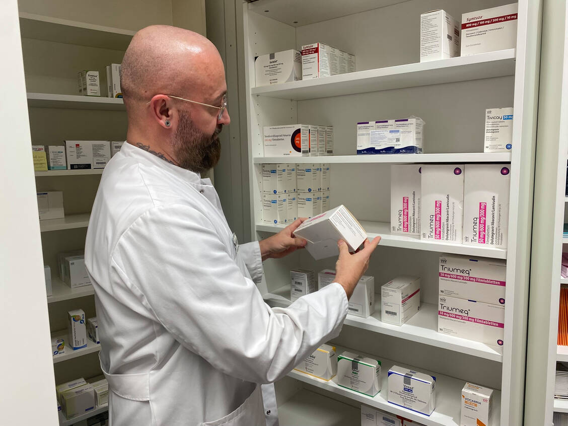Apotheker Reik Hofmann in der Witzleben-Apotheke in Berlin-Charlottenburg. Die Apotheke hat seit 30 Jahren den HIV-Schwerpunkt.  / © PZ/ Alexandra Amanatidou